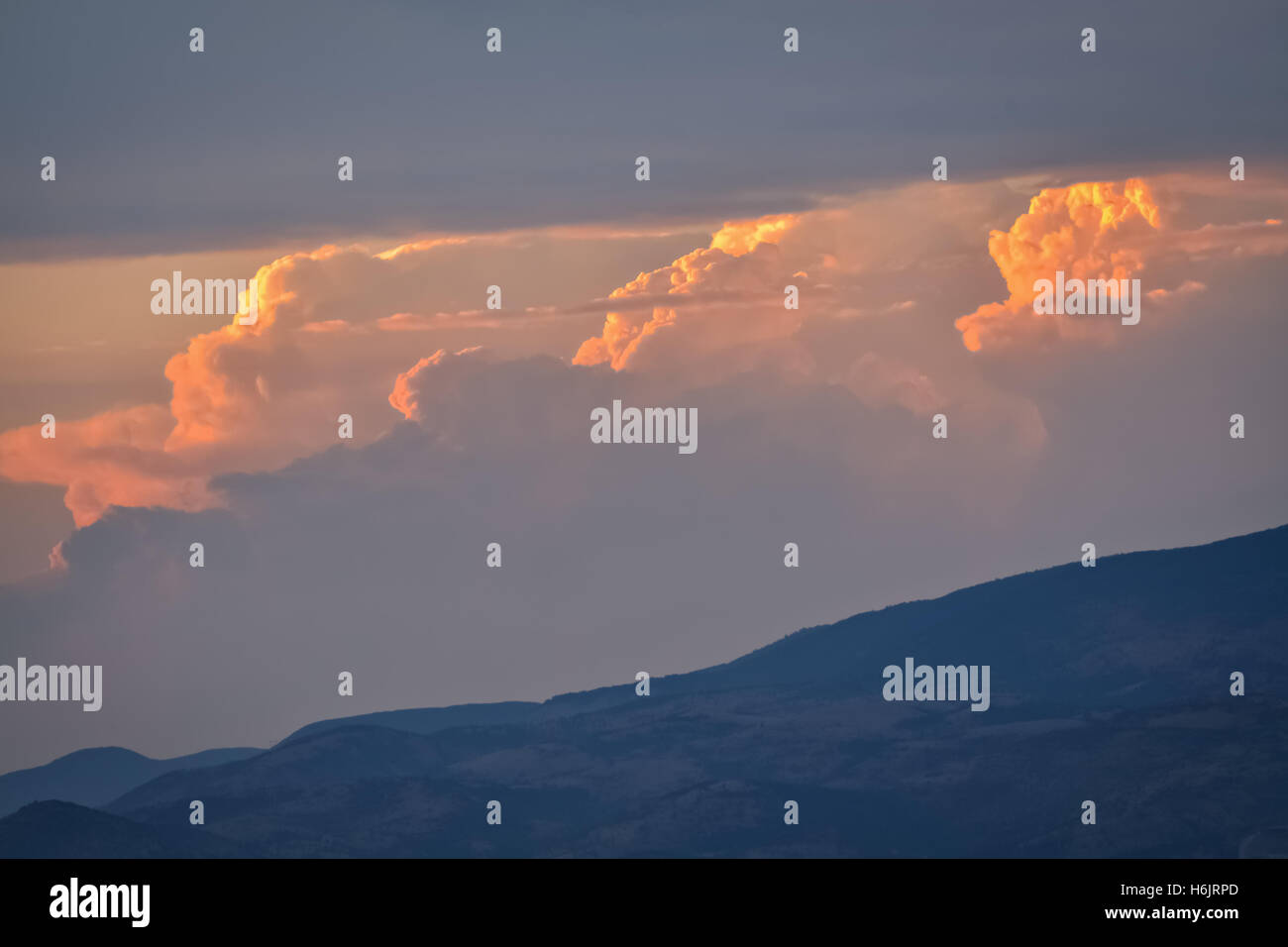 Beaux nuages orange sur la montagne au coucher du soleil Banque D'Images