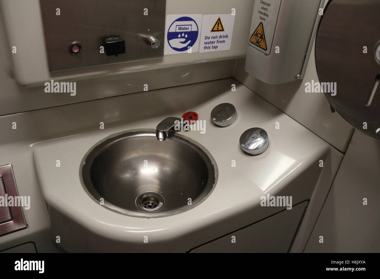 Les toilettes à bord du train XPT entre Sydney et Melbourne en Australie. Banque D'Images