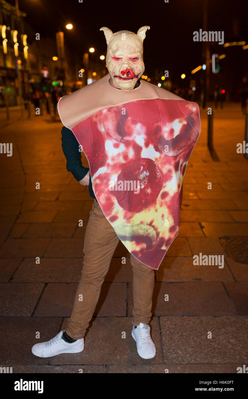 Un reveler déguisés pour l'halloween vêtu d'un costume de fête viande pizza  avec une tête de porc Photo Stock - Alamy