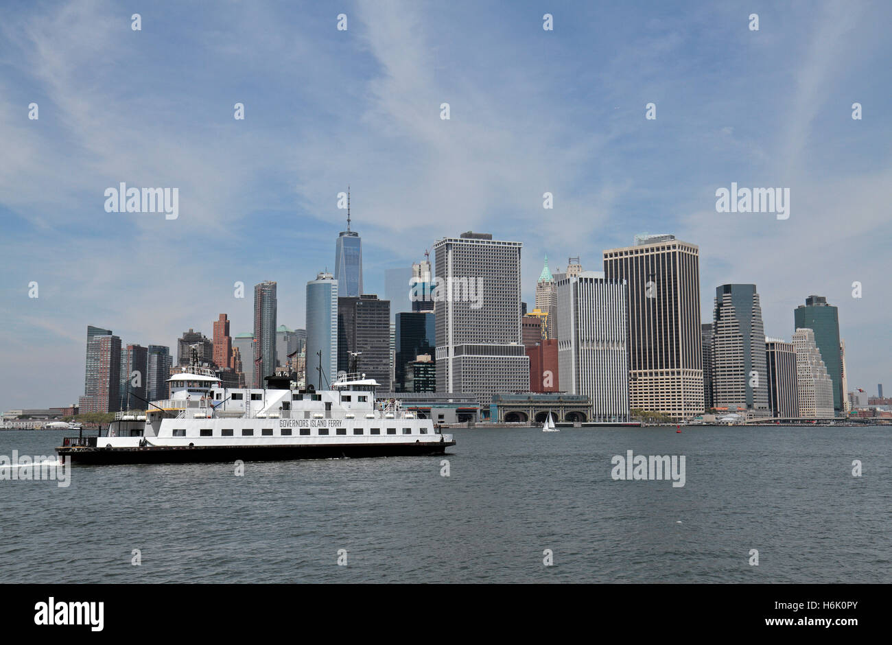 Un traversier de l'Île des Gouverneurs en passant en face de la skyline de New York, Manhattan, New York, United States. Banque D'Images