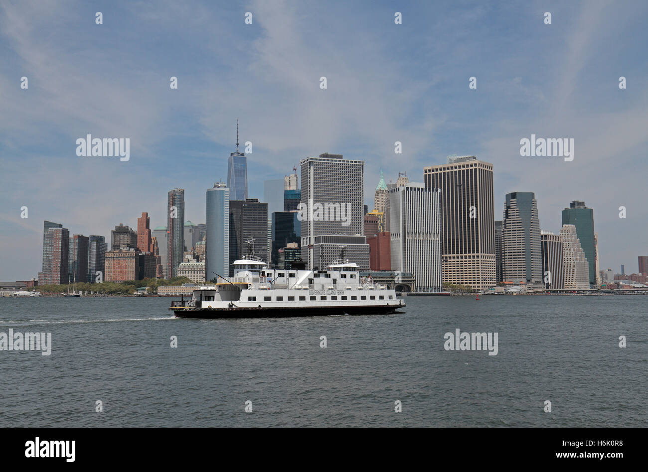 Un traversier de l'Île des Gouverneurs en passant en face de la skyline de New York, Manhattan, New York, United States. Banque D'Images