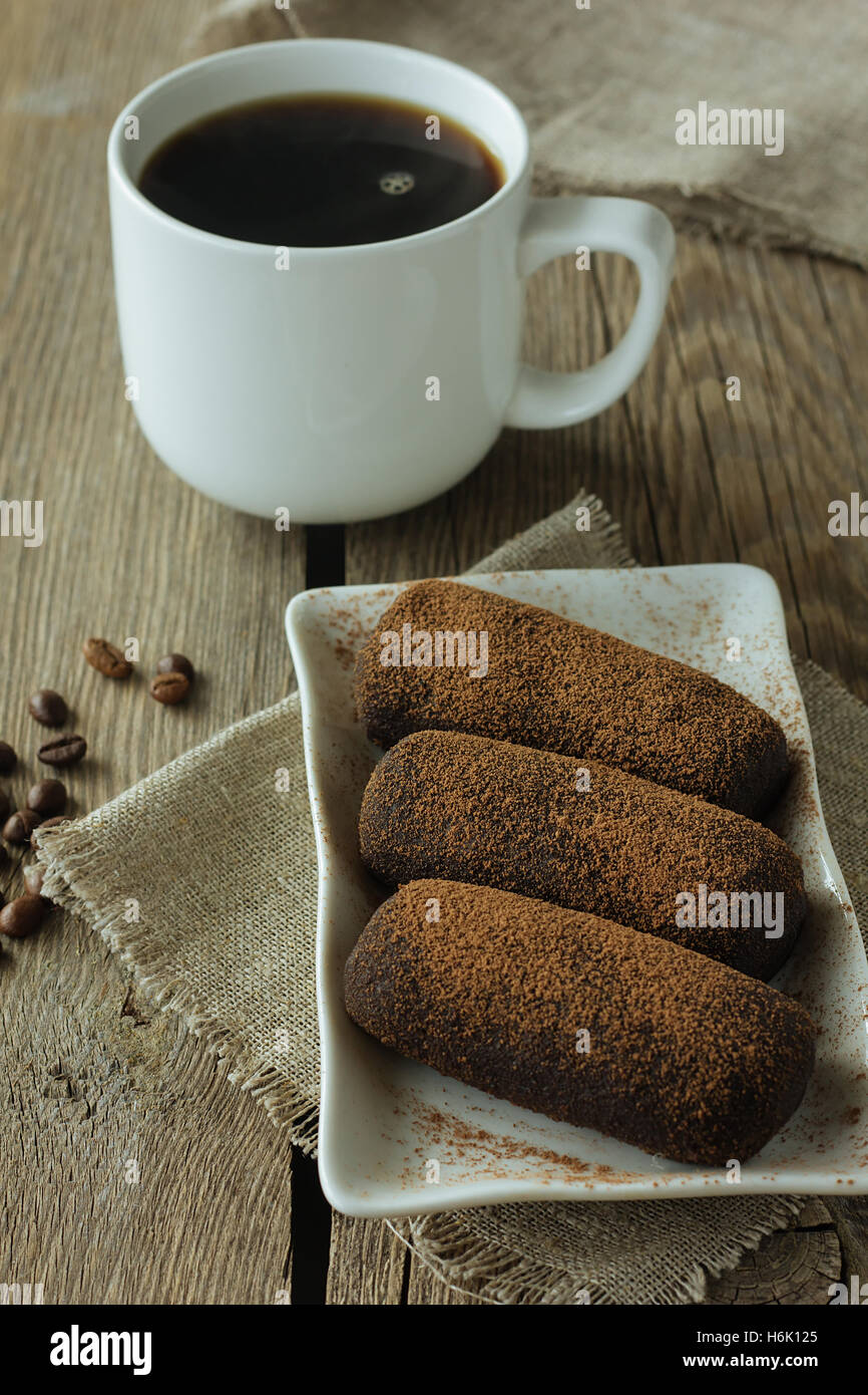 Brownies au chocolat et tasse de café selective focus Banque D'Images