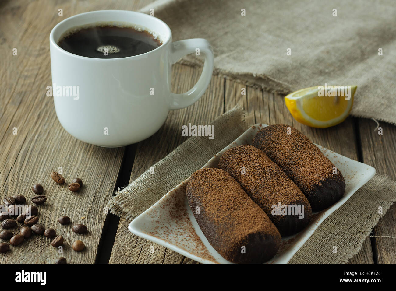 Brownies au chocolat et tasse de café selective focus Banque D'Images