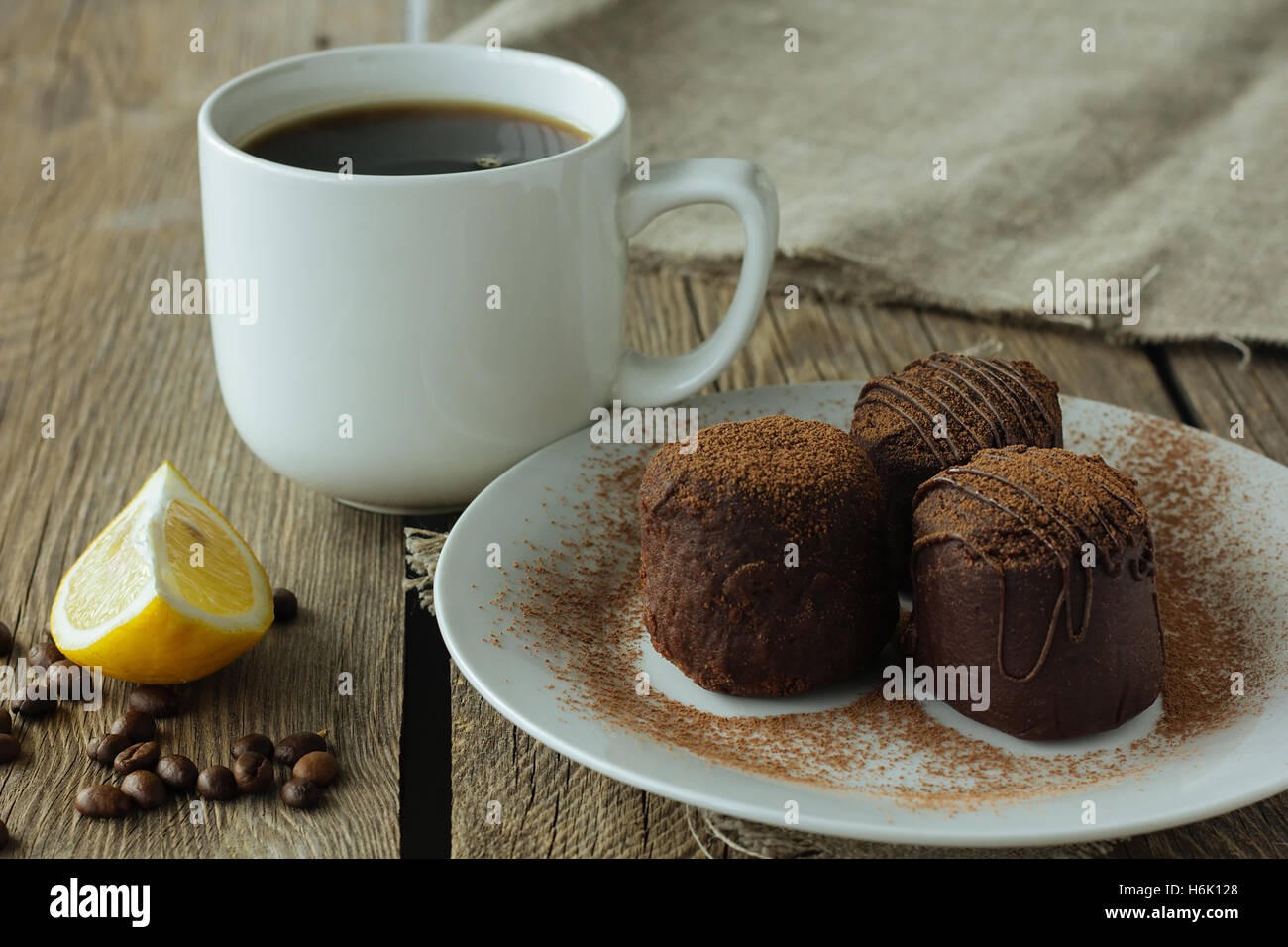 Brownies au chocolat et tasse de café selective focus Banque D'Images