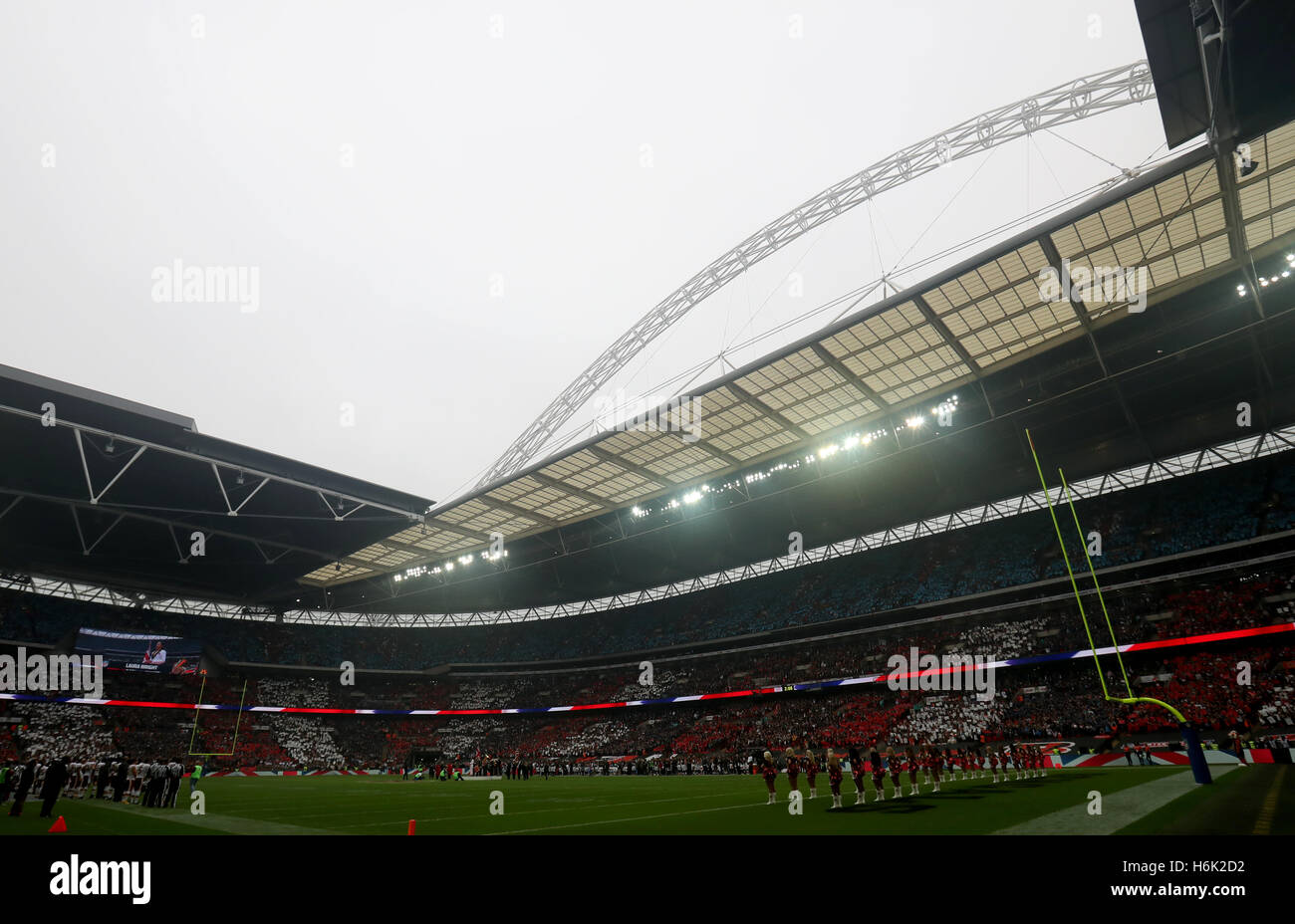 Laura Wright chante l'hymne national britannique au cours de la NFL International Series match au stade de Wembley, Londres. Banque D'Images