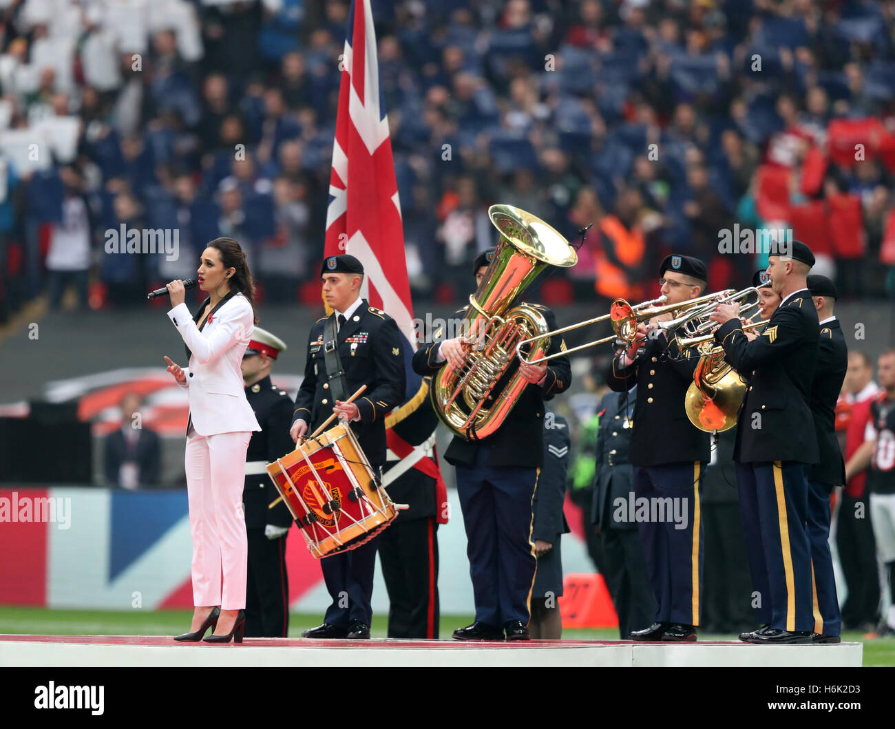 Laura Wright chante l'hymne national britannique avant la NFL International Series match au stade de Wembley, Londres. Banque D'Images
