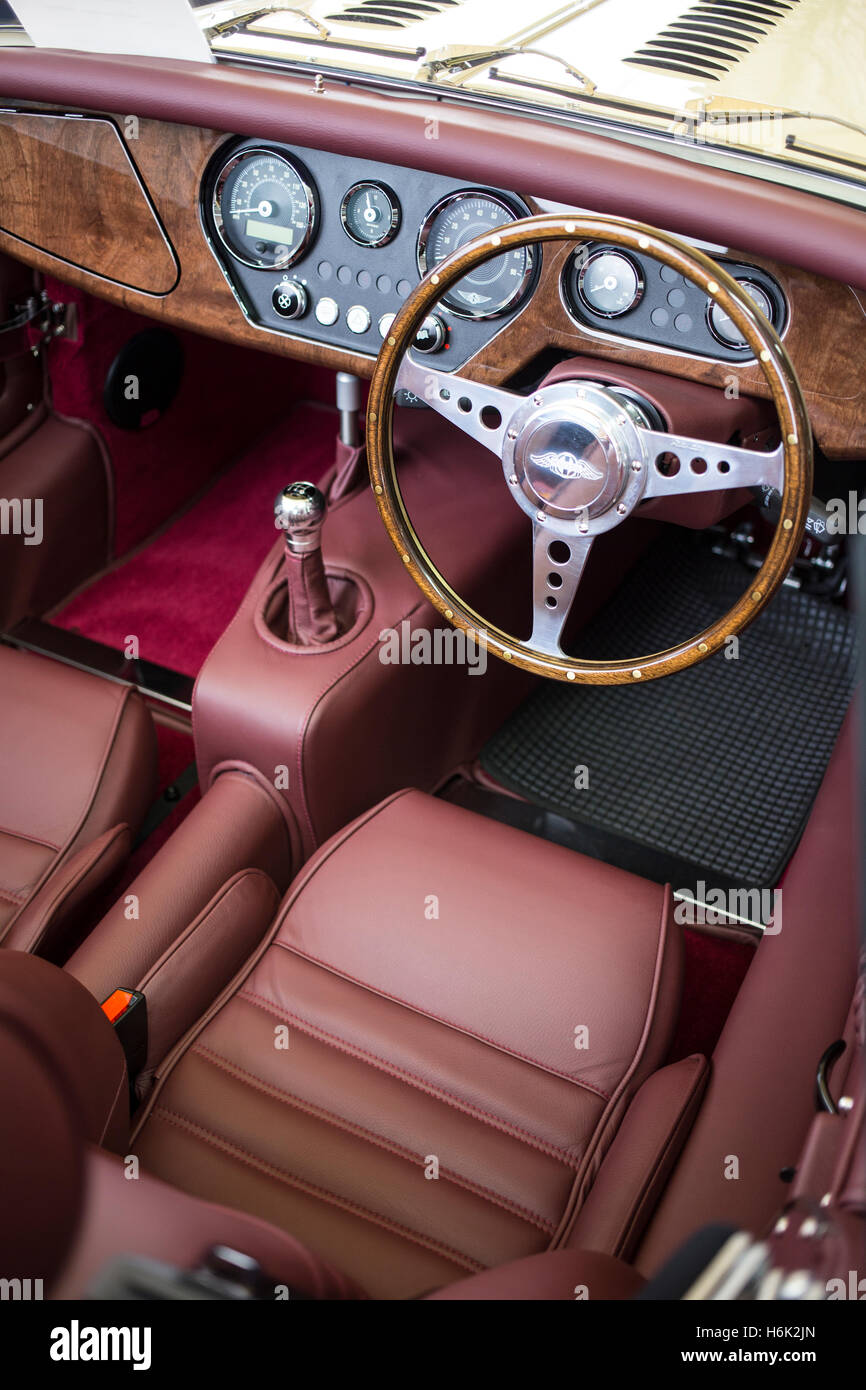 Tableau de bord & intérieur de Morgan Sports Car montrant Yarwood cuir impériale et Motorlita volant en bois Banque D'Images