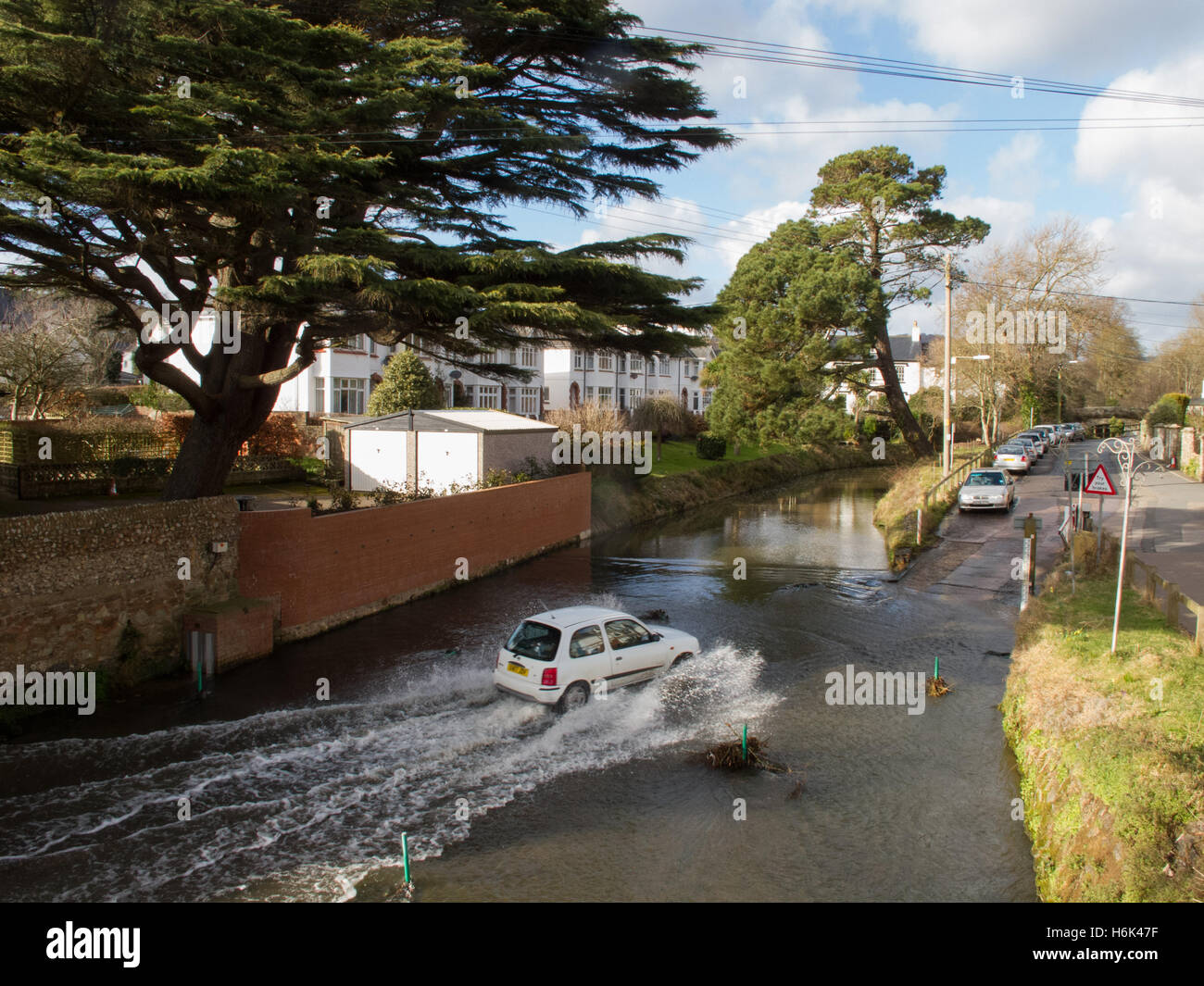 La ville de Sidmouth.Une petite voiture conduit par le gué sur la rivière Sid, à Mill Street et Milford Road, Greenbottom, Devon. Banque D'Images