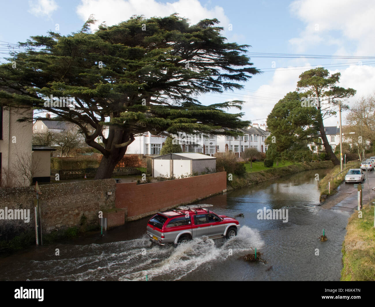 La ville de Sidmouth. Une camionnette à travers les lecteurs de Ford sur la rivière Sid, à Mill Street et Milford Road, Greenbottom, Devon. Banque D'Images