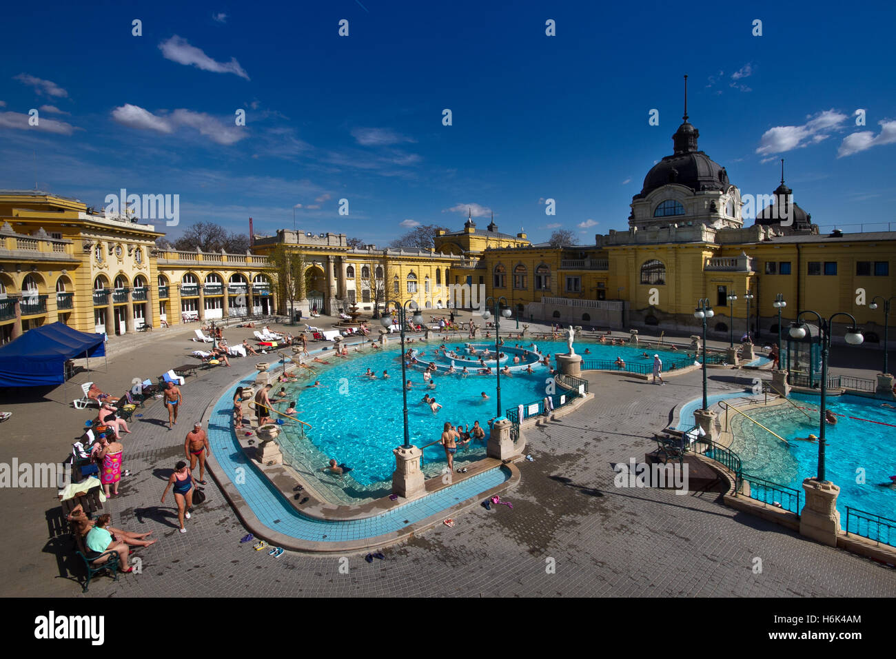Budapest, capitale de la Hongrie, de la piscine thermale de plein air de bains Széchenyi Banque D'Images