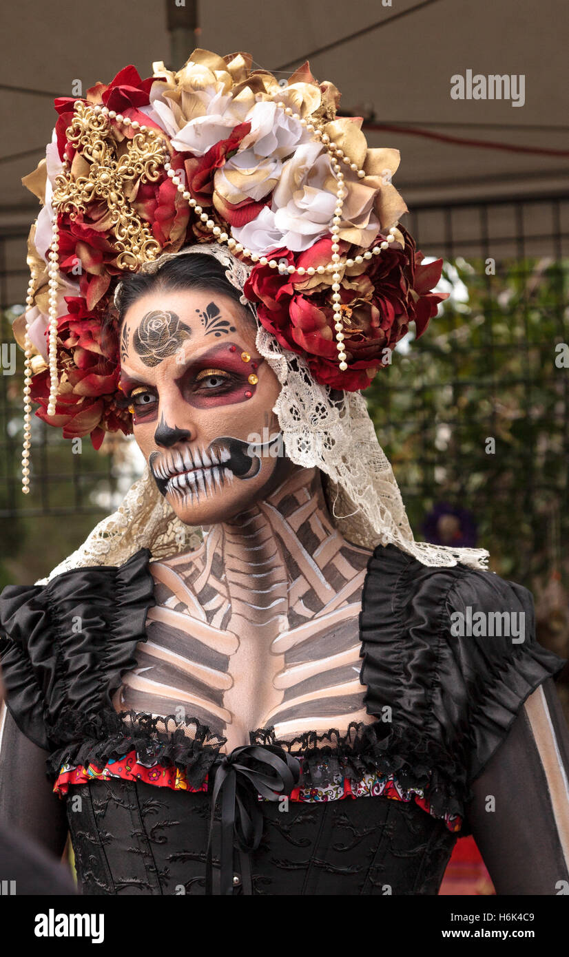 Femme squelette interprète à Dia de los Muertos, le Jour des morts, à Los Angeles, à l'Hollywood Forever Cemetery. Edito Banque D'Images