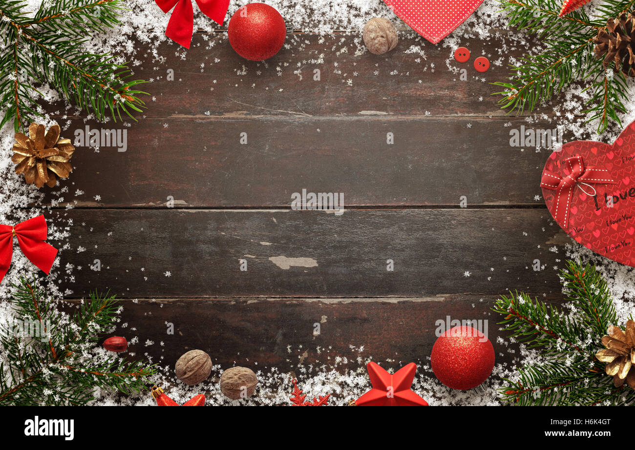 Table en bois avec des décorations de Noël. Vue de dessus de bureau avec de l'espace libre pour texte d'accueil. Banque D'Images