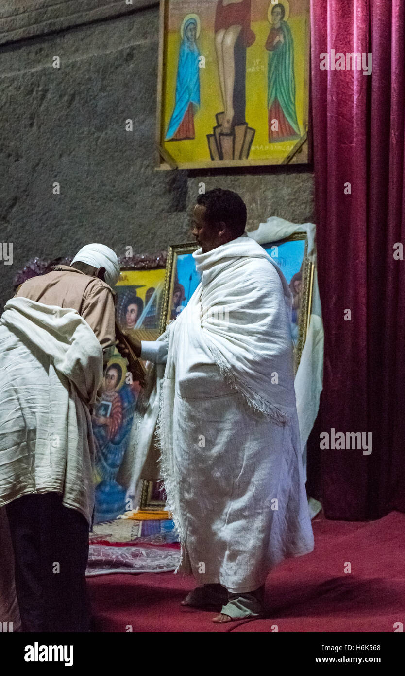 Lalibela, Éthiopie - janvier 15 , 2016 : un fidèle et un prêtre dans le Bet Mariam churhc Orthodoxe Banque D'Images