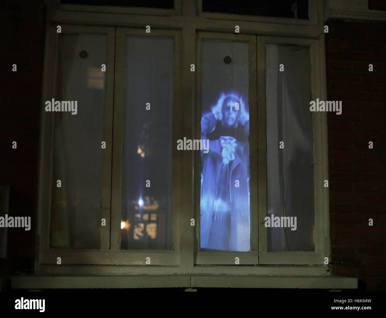 Une projection sur le thème d'Halloween est affiché dans la fenêtre d'une  maison dans le nord de Londres, avant les célébrations d'Halloween demain  Photo Stock - Alamy