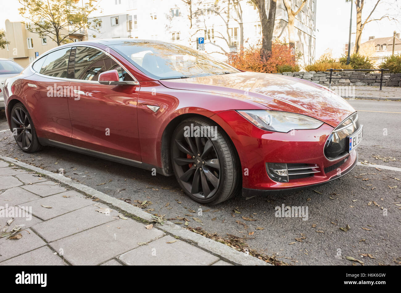 Trondheim, Norvège - 19 octobre 2016 : Rouge Tesla Model S, plein de taille tous les cinq portes électriques, luxe liftback, produit par Tesla Mo Banque D'Images