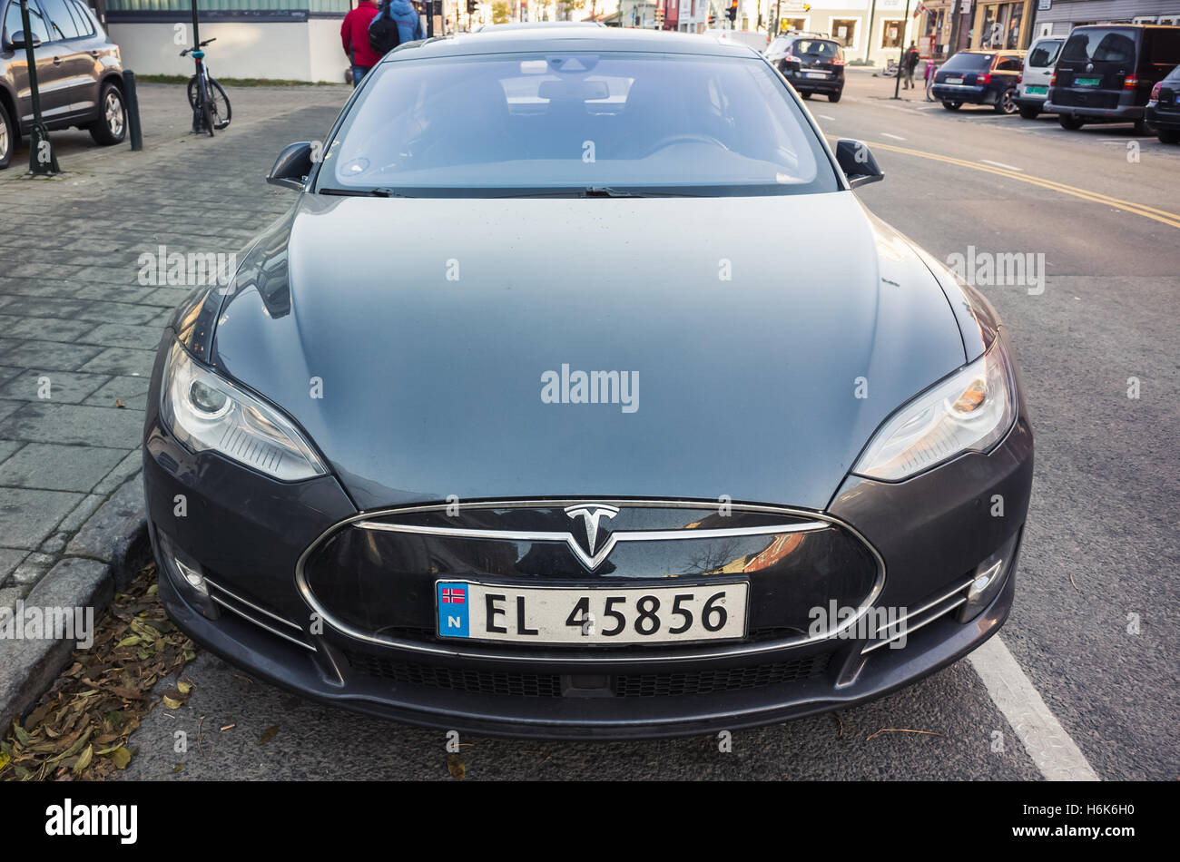 Trondheim, Norvège - 19 octobre 2016 : Noir Tesla Model S, plein de taille tous les cinq portes électriques, luxe liftback, produit par Tesla Banque D'Images