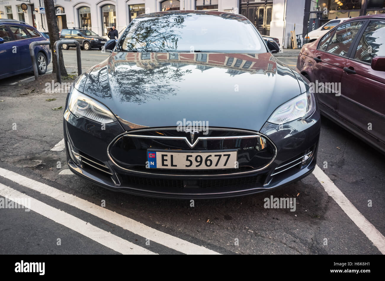 Trondheim, Norvège - 19 octobre 2016 : Noir Tesla Model S, plein de taille tous les cinq portes électriques, luxe liftback, produit par Tesla Banque D'Images