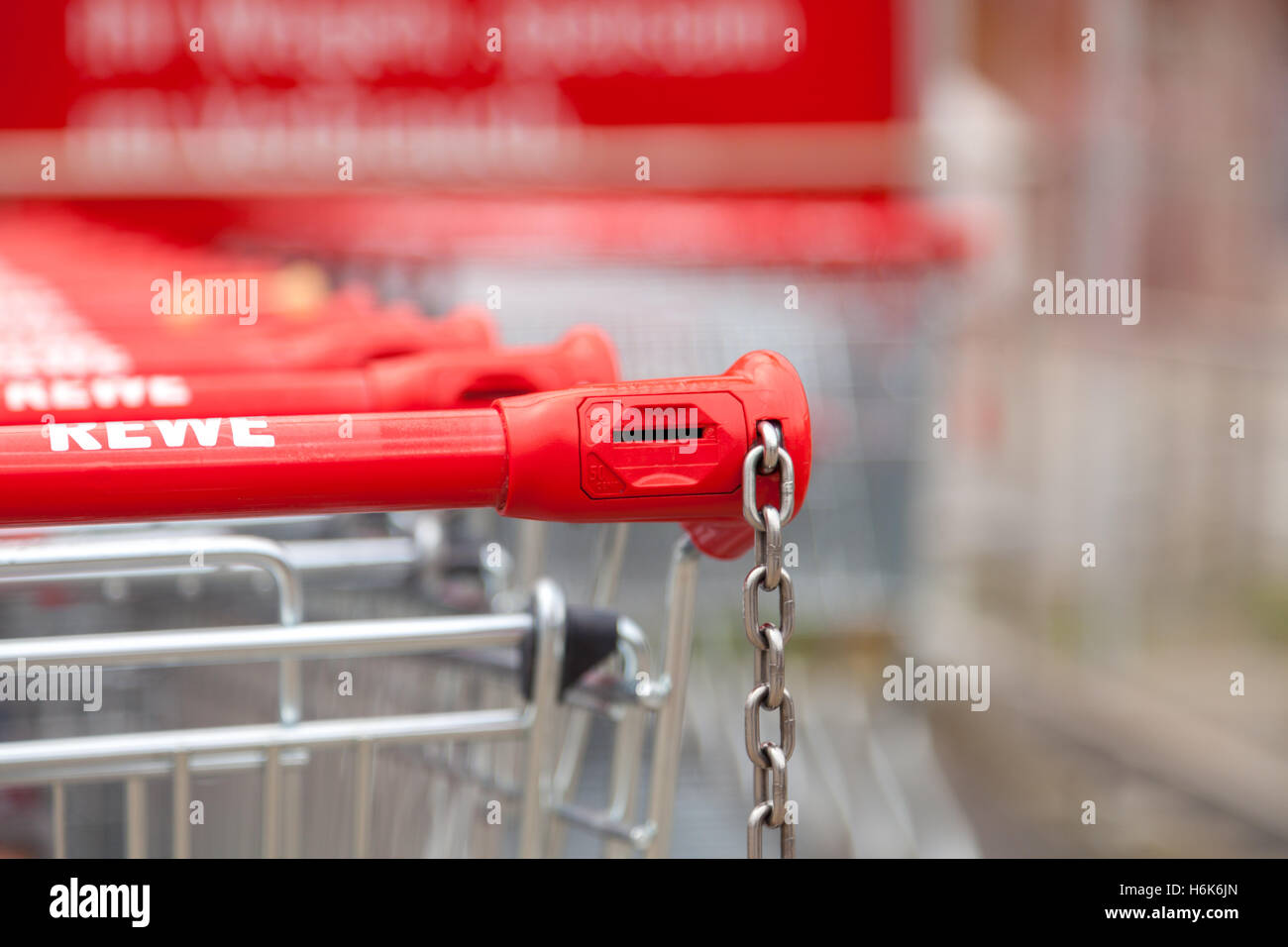 HANNOVER / ALLEMAGNE - 30 octobre 2016 : des chariots de la chaîne de supermarchés allemande Rewe, se tient ensemble dans une rangée sur le parking Banque D'Images