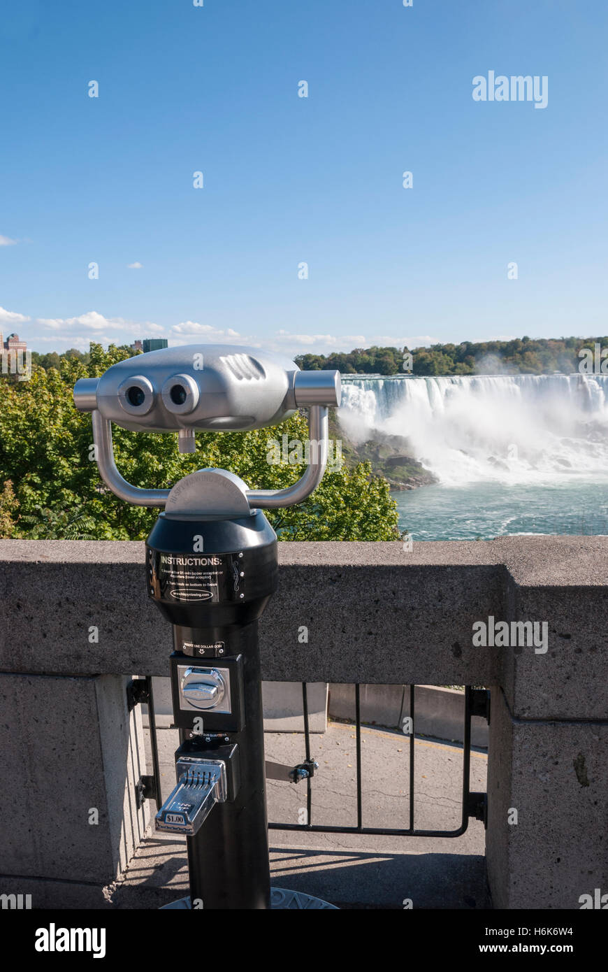 Des jumelles pour admirer les chutes américaines et d'autres objets de la partie canadienne des chutes Niagara Banque D'Images