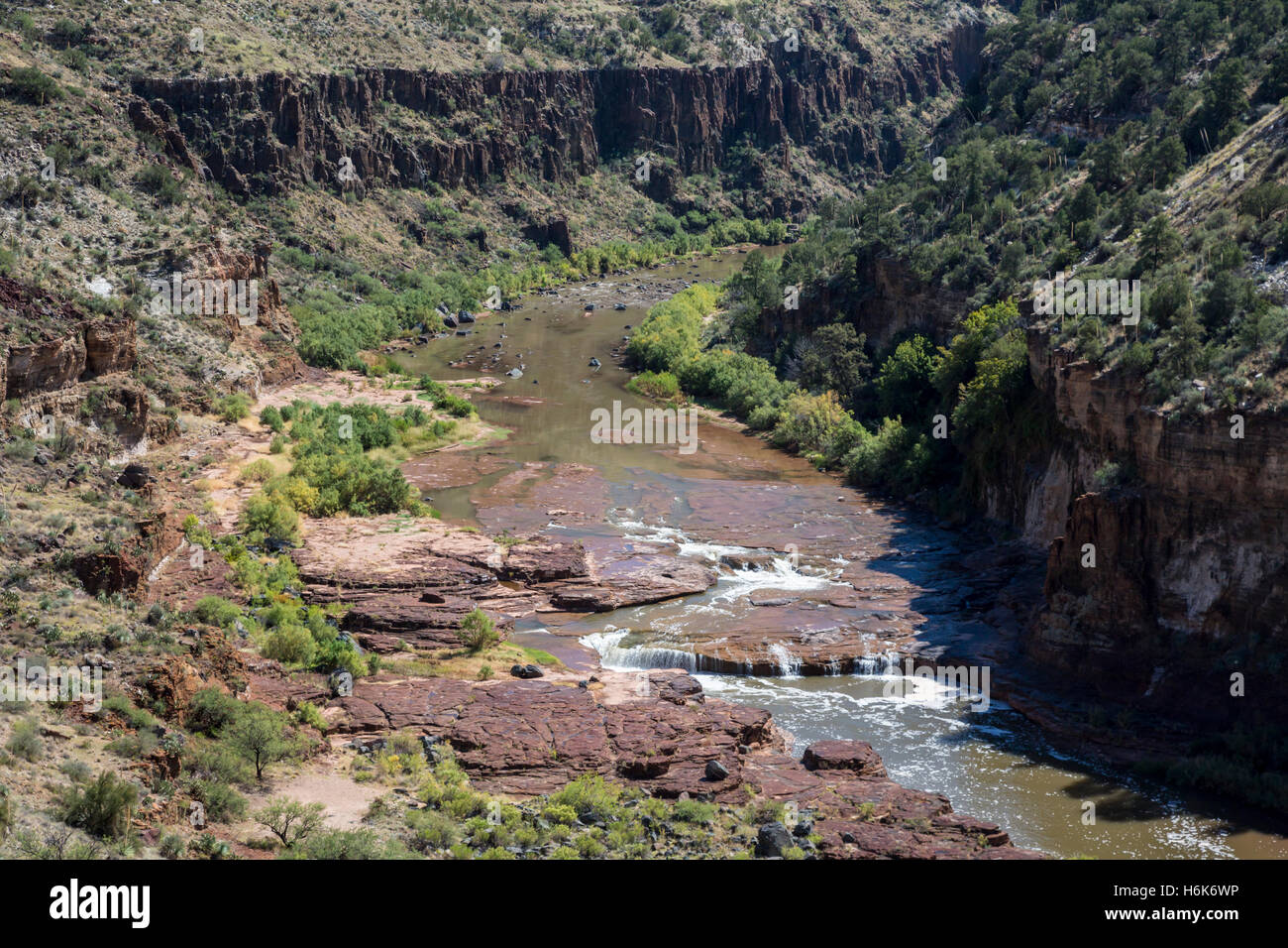 Carrizo, Arizona - l'eau salée qui traverse le canyon de la Rivière Salée. Le canyon divise la réserve indienne de San Carlos, un Banque D'Images