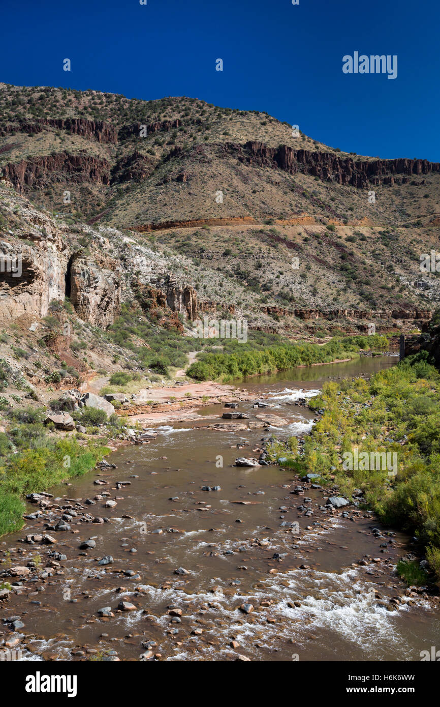 Carrizo, Arizona - l'eau salée qui traverse le canyon de la Rivière Salée. Le canyon divise la réserve indienne de San Carlos, un Banque D'Images