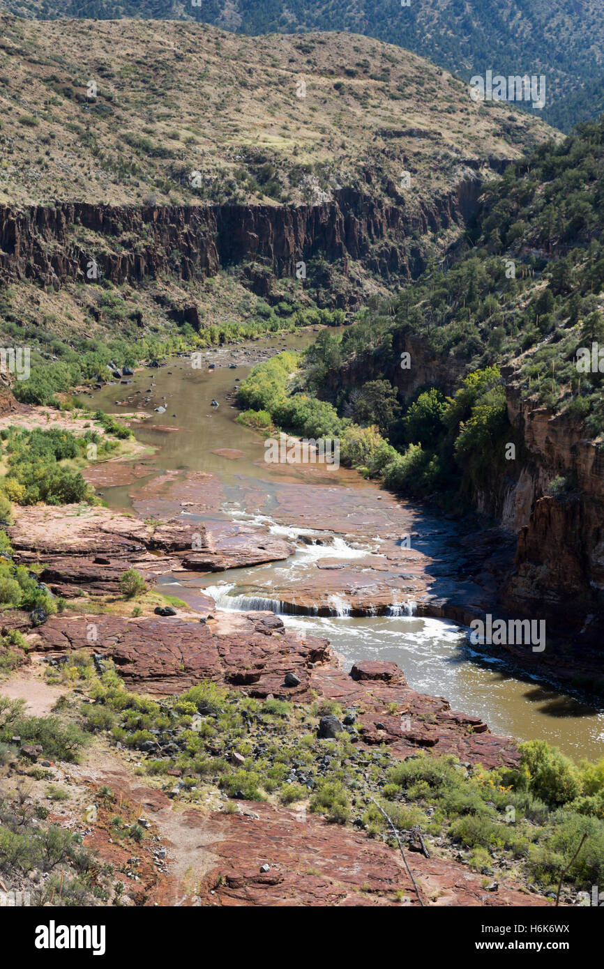 Carrizo, Arizona - l'eau salée qui traverse le canyon de la Rivière Salée. Le canyon divise la réserve indienne de San Carlos, un Banque D'Images