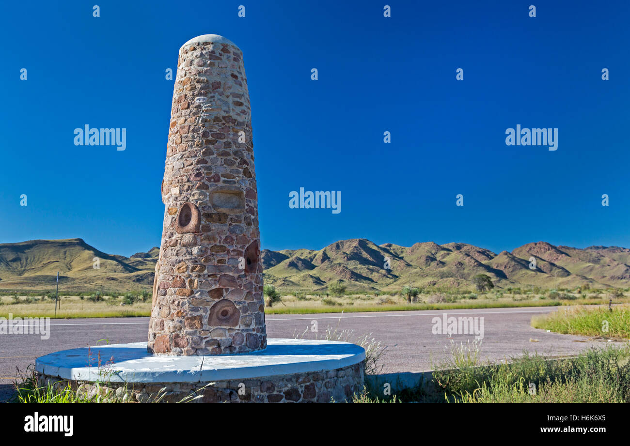 Apache, Arizona - un monument marque l'abandon de 1886 le chef indien Apache Geronimo. Banque D'Images