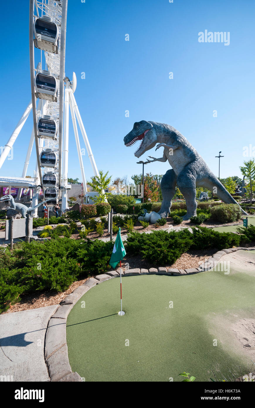 La Skywheel à côté de Dinosaur Adventure Golf a 70 000 pieds carrés à thème dinosaure mini-golf attractions de Niagara Falls Canada Banque D'Images