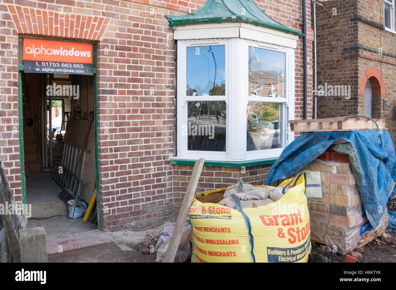 Maison mitoyenne en cours de rénovation, Alma Road, Windsor, Berkshire, Angleterre, Royaume-Uni Banque D'Images