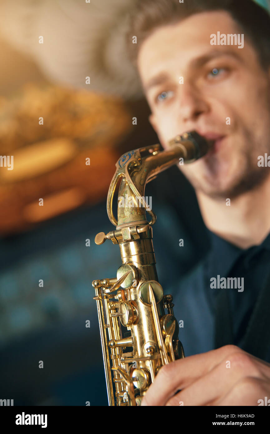 Young man in suit jouer au saxophone Banque D'Images