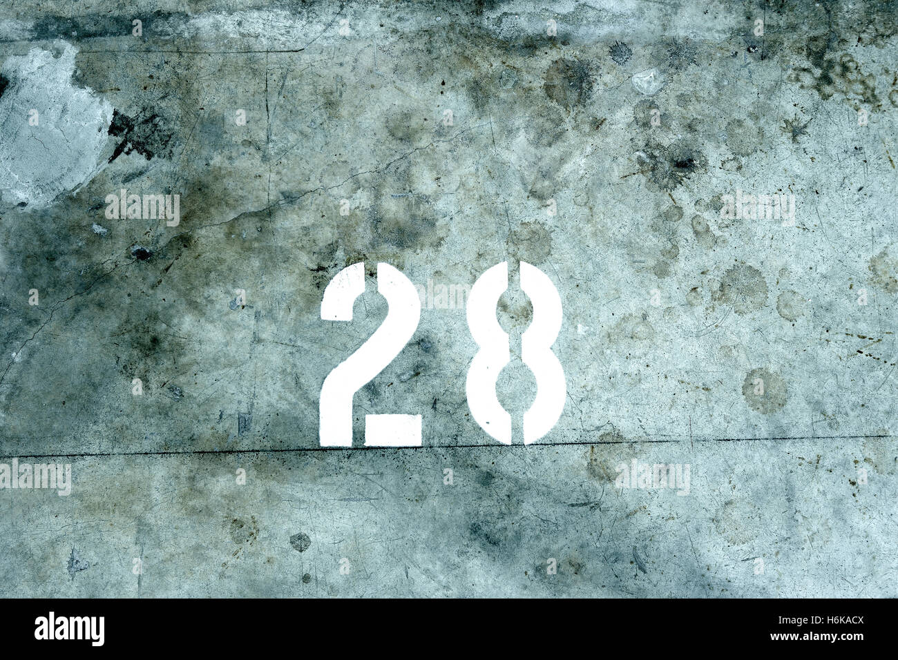 Numéro 28 dans grungy Parking Banque D'Images