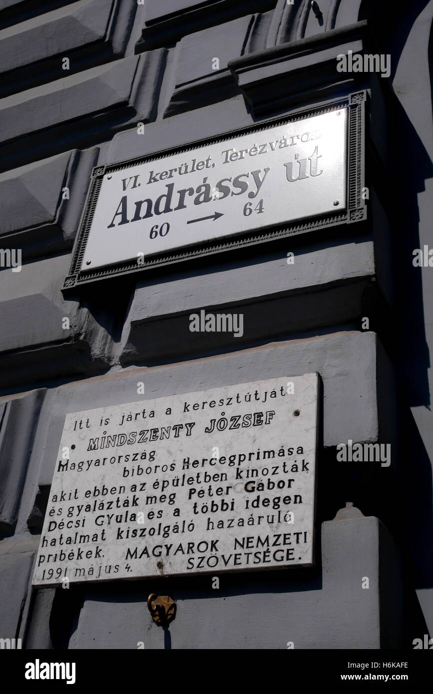 Plaque de rue sur le mur de la Maison de la terreur, Andrassy ut 60, Budapest, Hongrie Banque D'Images