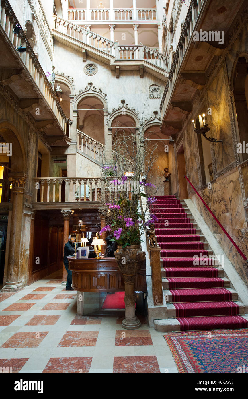 Le grand escalier de l'Hotel Danieli Venise Italie Banque D'Images