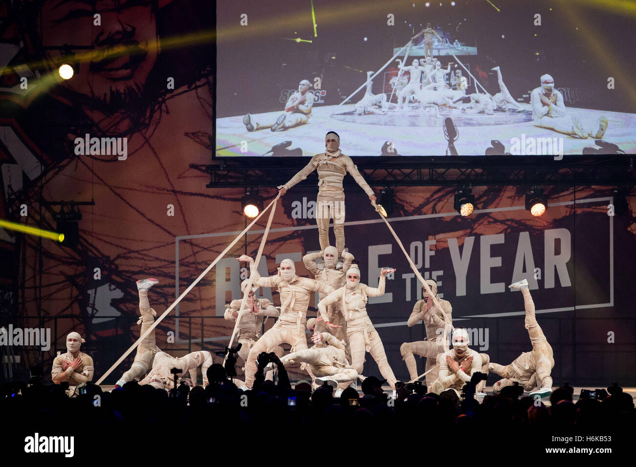 Essen, Allemagne. 29 Oct, 2016. Le groupe 'Waveomatics Breakdance' de la Grèce sur scène lors de la dernière compétition de Breakdance "le combat de l'année" à Essen, Allemagne, 29 octobre 2016. PHOTO : MAJA HITIJ/dpa/Alamy Live News Banque D'Images