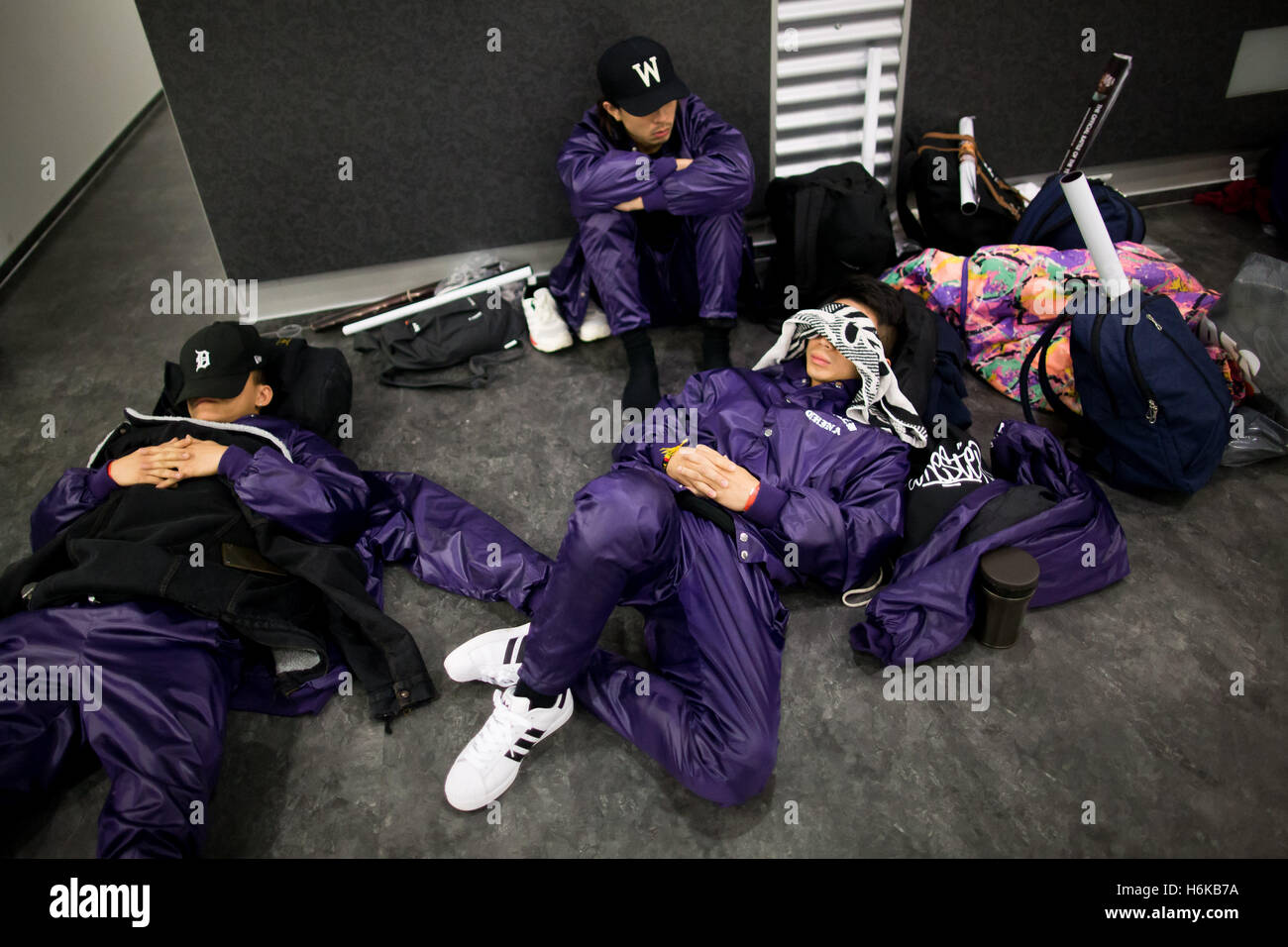 Essen, Allemagne. 29 Oct, 2016. Danseurs de Chine dormir avant la dernière compétition de Breakdance "le combat de l'année" à Essen, Allemagne, 29 octobre 2016. PHOTO : MAJA HITIJ/dpa/Alamy Live News Banque D'Images