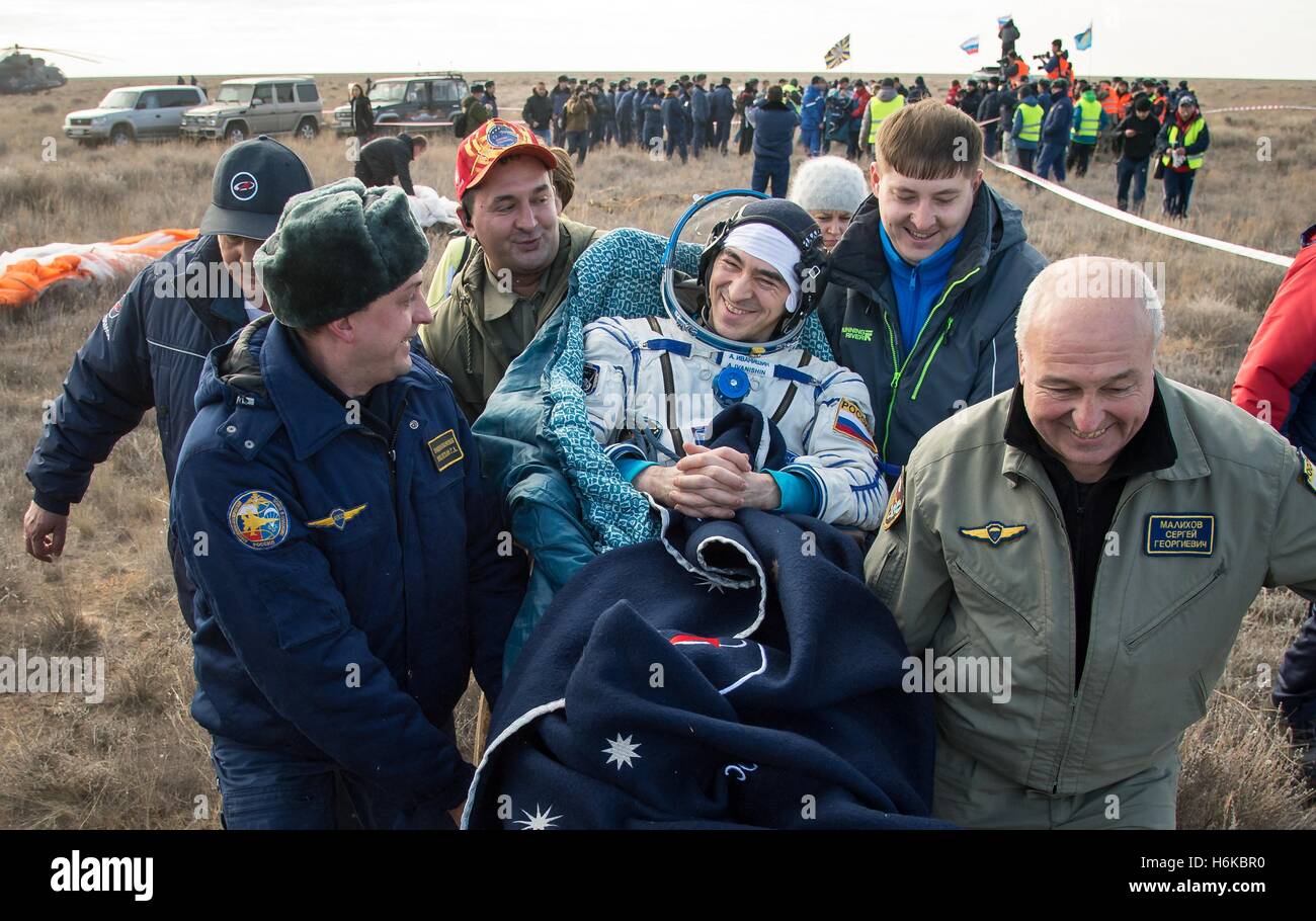 Zhezkazgan, au Kazakhstan. 30Th Oct, 2016. La Station spatiale internationale, le cosmonaute russe Anatoly Ivanishin est portée à une tente médicale peu après avoir atterri à bord du vaisseau russe Soyouz MS-01, 30 octobre 2016 près de Zhezkazgan, au Kazakhstan. Le retour de l'équipage de l'Expédition 49 : Rubins, le cosmonaute russe Anatoly Ivanishin et astronaute japonais Takuya Onishi après avoir passé 115 jours dans l'espace. Credit : Planetpix/Alamy Live News Banque D'Images