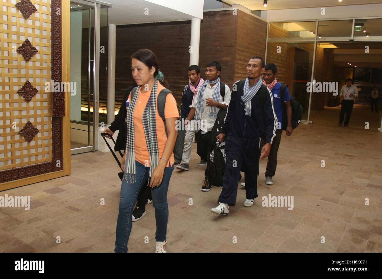 Phnom Penh, Cambodge. 30Th Oct, 2016. Quatre marins cambodgiens (arrière), qui avaient été détenus par les pirates somaliens, arriver à l'aéroport international de Phnom Penh à Phnom Penh, au Cambodge, le 30 octobre 2016. Quatre marins cambodgiens ont secouru après avoir été pris en otage par les pirates somaliens depuis près de cinq ans est rentré chez lui dimanche soir. © Sovannara/Xinhua/Alamy Live News Banque D'Images