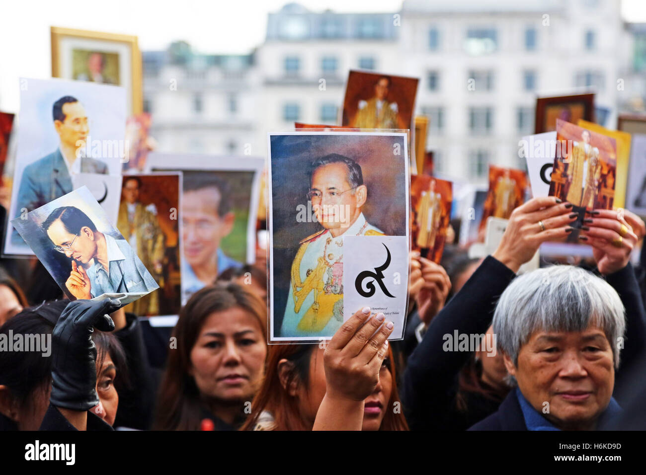 Londres, Royaume-Uni. 30 octobre 2016. Des milliers de personnes se sont réunies à Thai un mémorial à Trafalgar Square pour pleurer la mort de leur roi, Bhumibol Adulyadej (Rama IX). Ce fut un temps de commémoration et de chant et de nombreuses photographies tenue de feu le Roi. Crédit : Paul Brown/Alamy Live News Banque D'Images