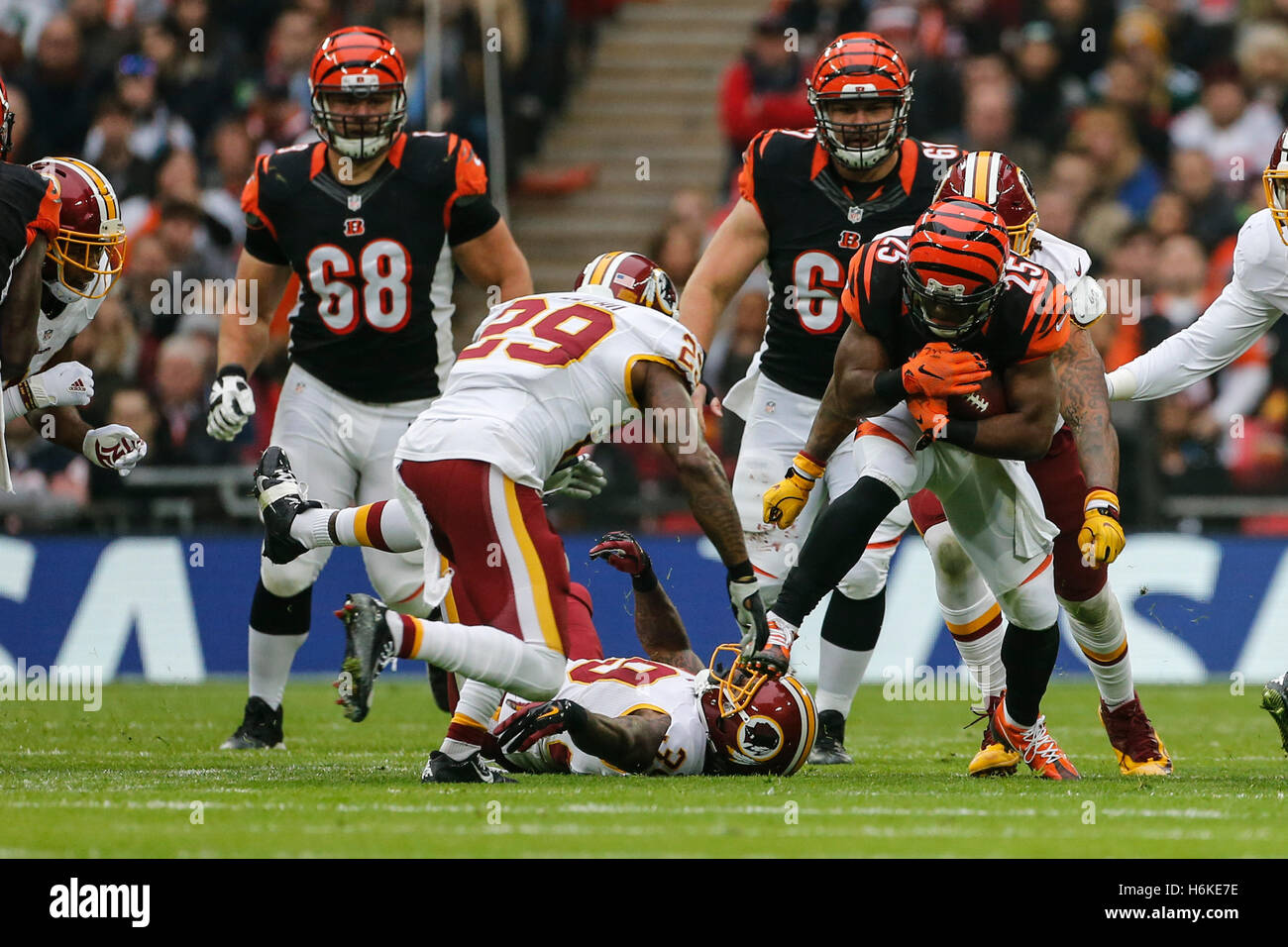 Le stade de Wembley, Londres, Royaume-Uni. 30Th Oct, 2016. NFL International Series. Cincinnati Bengals par rapport aux Redskins de Washington. Active dans les années 1960 Chris Thompson (25) sur la balle comme Redskins de Washington Duke Ihenacho de sécurité solide (29) se ferme. Score final : Redskins de Washington 27-27 Cincinnati Bengals après les heures supplémentaires. © Plus Sport Action/Alamy Live News Banque D'Images