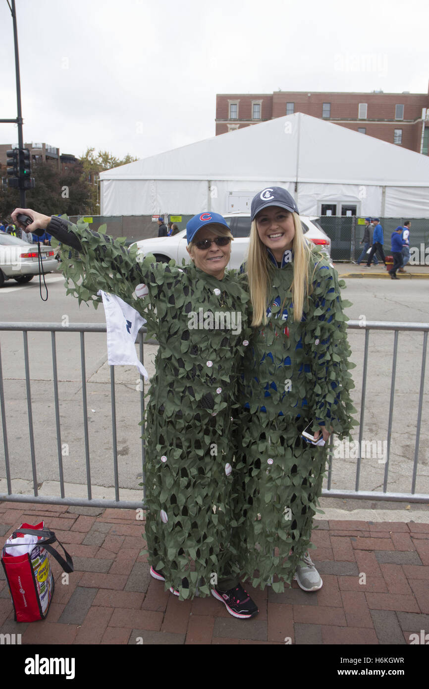 Chicago, Illinois, USA. 30Th Oct, 2016. Petits fans recueillir près de Wrigley Field, le 30 octobre 2016. Le cinquième match de la Série mondiale a lieu à ''the Friendly Confines.'' sur le côté nord de Chicago. Les louveteaux doivent gagner dans ce jeu pour rester dans la série. Score jeu de la série à ce jour est les Indians de Cleveland 3 à 1 oursons. Il y avait quelques lieux insolites autour du stade - un bouc vivant de rappeler aux gens la Billy Goat curse, Teddy Roosevelt waling autour et Harry porter, et Ron Santo statues portant des chemises d'oursons. Sur la photo : Donna et Erica Schultz de Chicago comme Wrigley Field le lierre. (Crédit Image : © Ka Banque D'Images