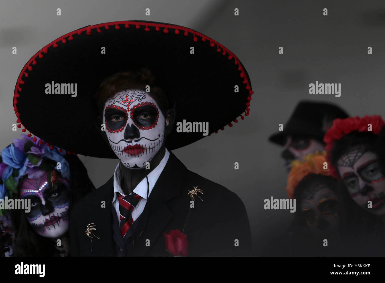 Sao Paulo, Brésil. 30Th Oct, 2016. Les gens en costumes spéciaux participent à la Fête des Morts à Sao Paulo, Brésil, le 30 octobre, 2016. La communauté mexicaine à Sao Paulo recueillies pendant le week-end à l'occasion de leur fête traditionnelle, la fête des morts. Credit : Rahel Patrasso/Xinhua/Alamy Live News Banque D'Images