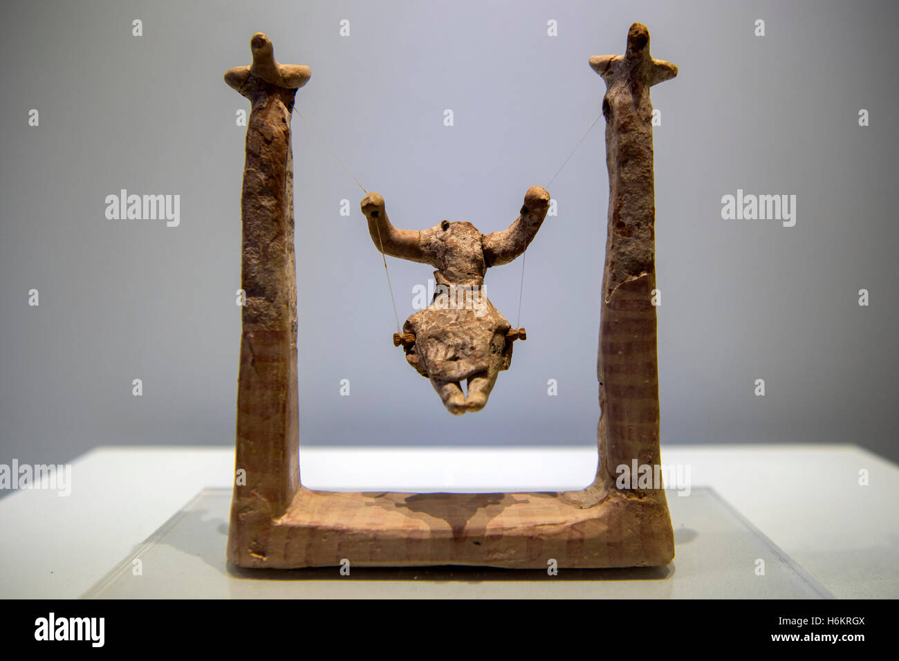 Spanien, Kreta, Iraklio, Archäologisches Museum, minoisches Exponat auf Schaukel, Figur Banque D'Images
