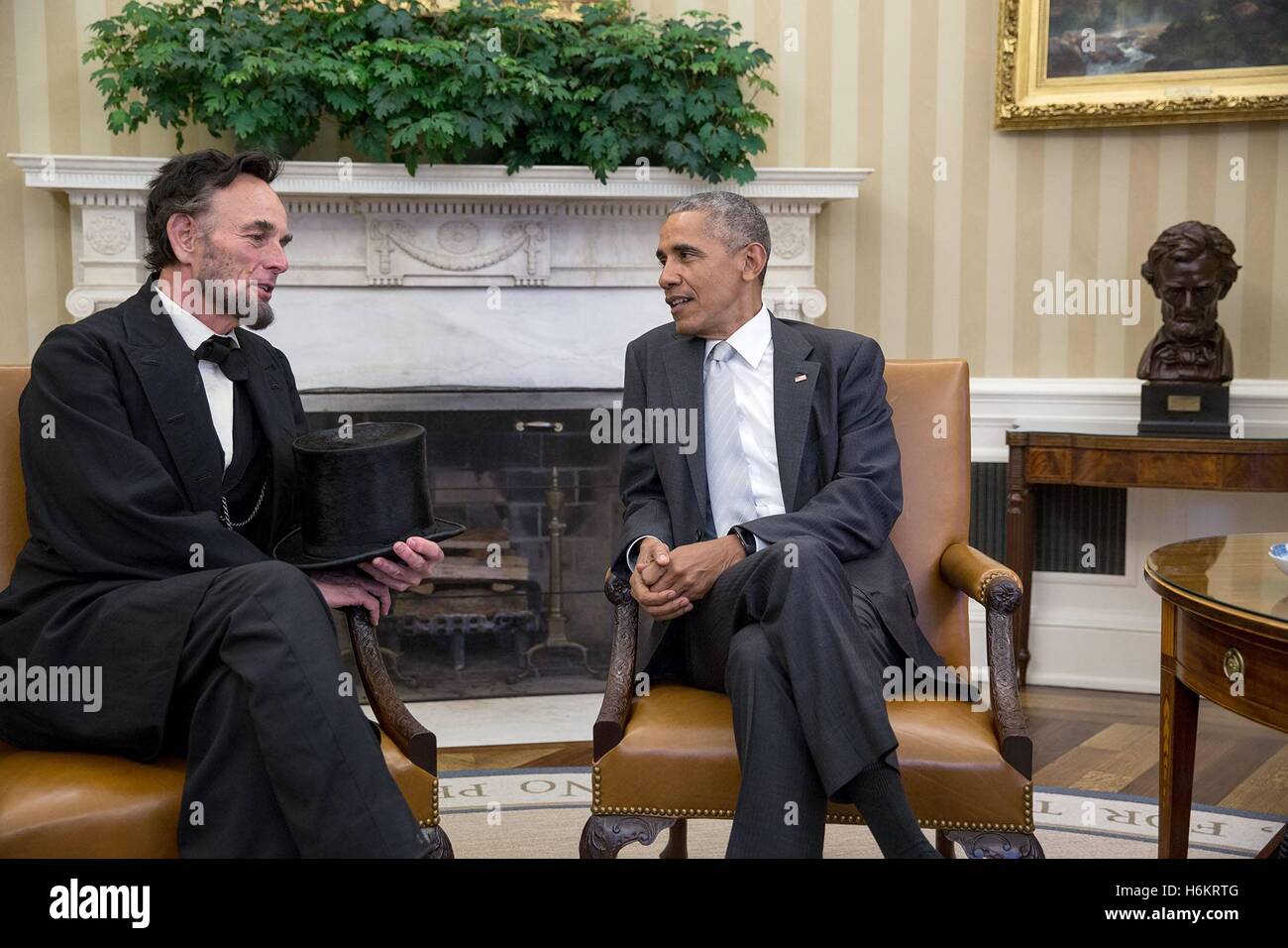 Président américain Barack Obama visites avec Abraham Lincoln et l'acteur interprète Fritz Klein de Springfield, Illinois dans le bureau ovale de la Maison Blanche, le 28 octobre 2016 à Washington, DC. Banque D'Images