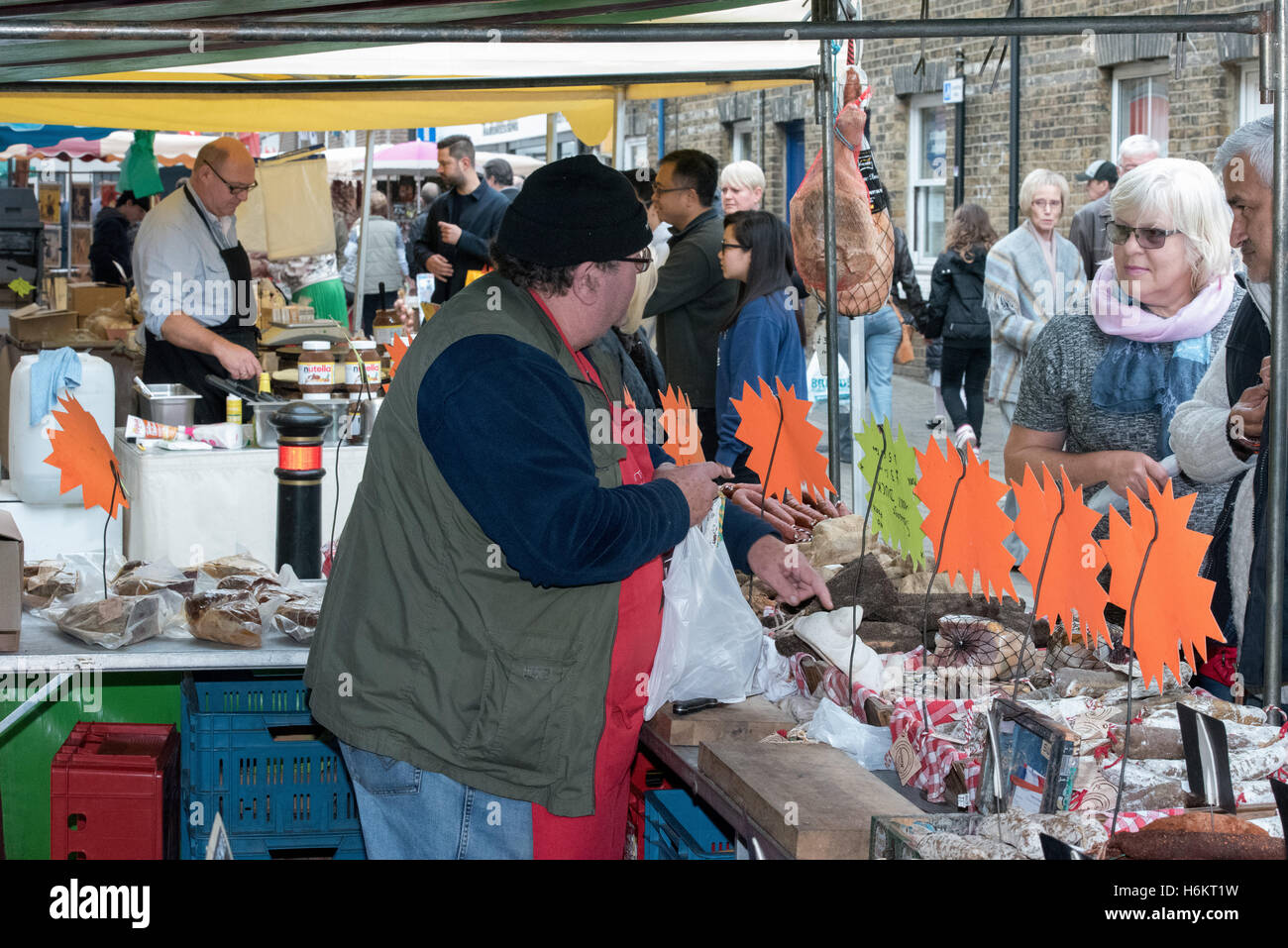 Butcher, au marché de la rue française, Brentwood, Essex Banque D'Images