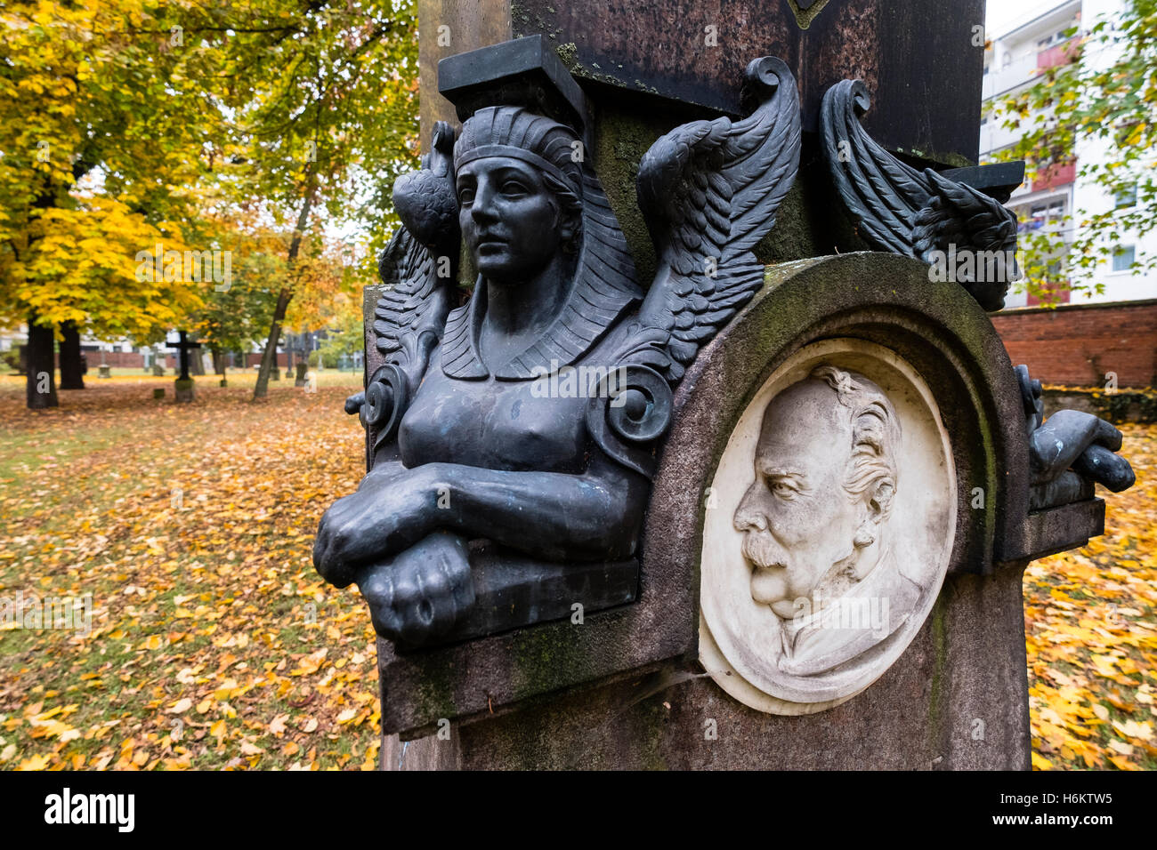 Détail de l'ornate grave au cimetière militaire, Alter Berliner Garnisonfriedhof sur Linienstrasse à Mitte Berlin Allemagne Banque D'Images