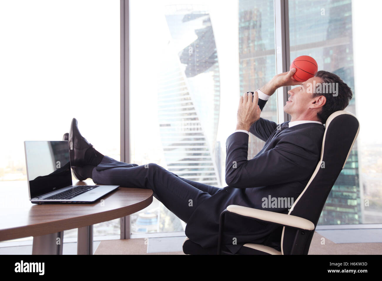 L Homme D Affaires A Jouer Avec Un Ballon De Basket Ball Au Bureau Photo Stock Alamy