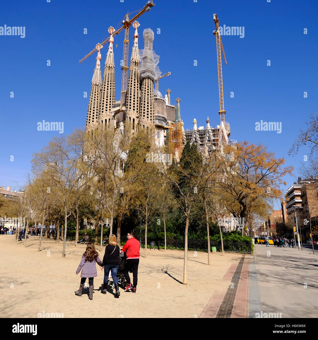 Une famille à marcher en direction de l'église de la Sagrada Familia, Barcelone, Espagne Banque D'Images