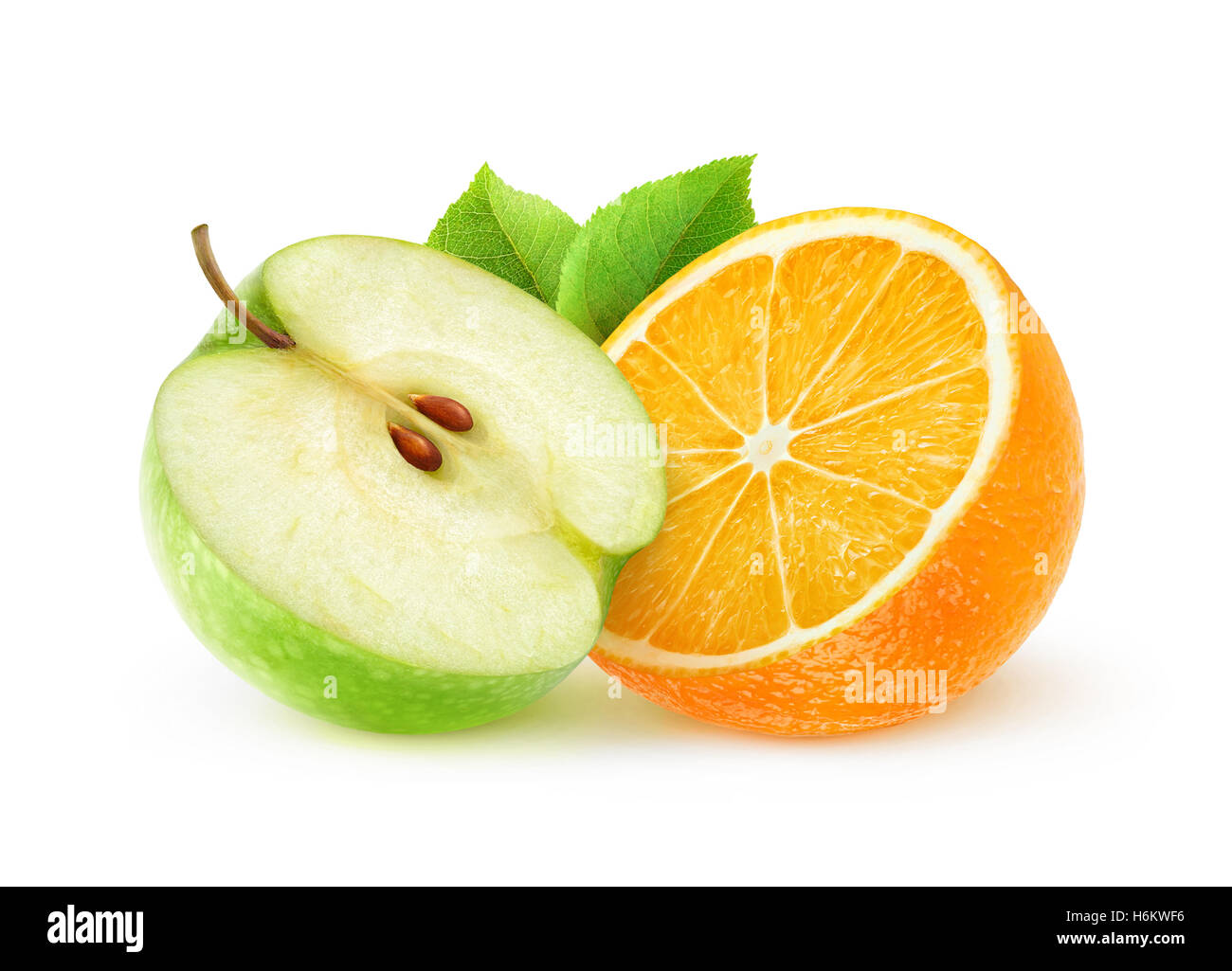 Orange isolé et Apple. Moitiés de pomme verte et d'orange isolé sur fond blanc avec clipping path Banque D'Images