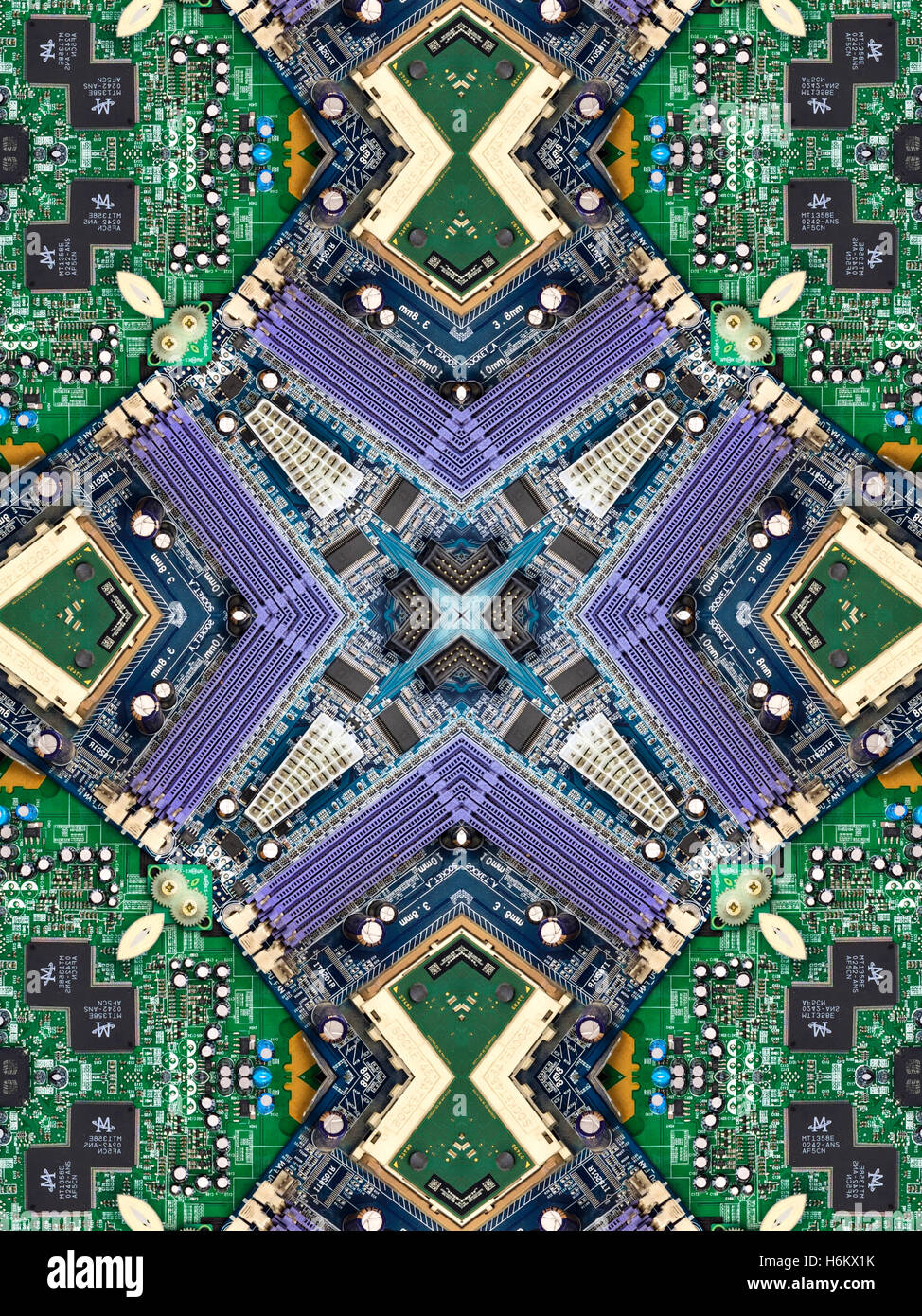 Un kaléidoscope image faite de l'intérieur d'un ordinateur - sa carte mère, puce d'ordinateur, et les composants électroniques. Banque D'Images