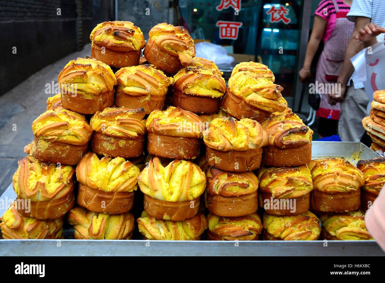 Le pain géant en forme de muffin de couleur dorée de la China Xi'an Muslim Food Street, un endroit populaire pour les touristes. Banque D'Images